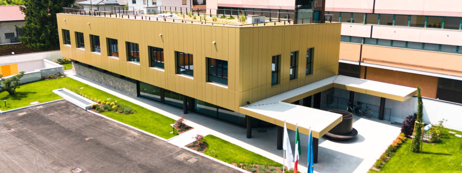 Luce, matericità e paesaggio: la trasformazione della Corte Chinesport a Udine